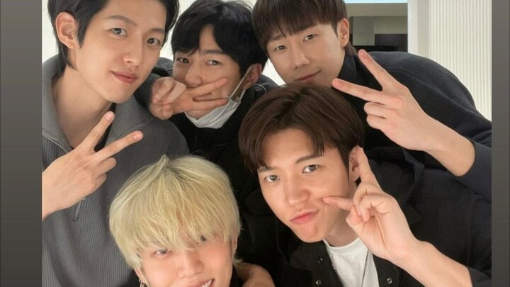 INFINITE’s group photo and Instagram story have been updated—whosmudged Lee Sung-jong into the pic!