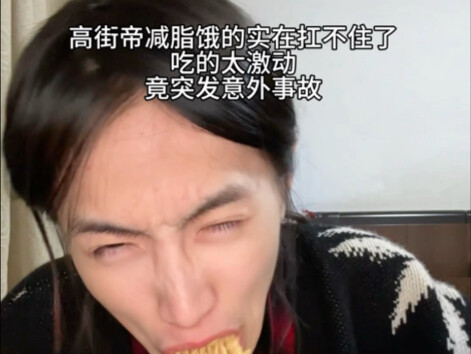 Ông hoàng thời trang đường phố ăn bữa thịnh soạn thì bất ngờ gặp tai nạn