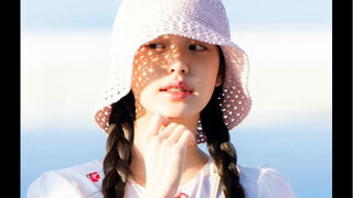 من الواضح أنها هي نفسها السفيرة، لكنها ارتدت الفستان الذي أرسله المعجبون لمدة ثلاث سنوات، وطالما غلف