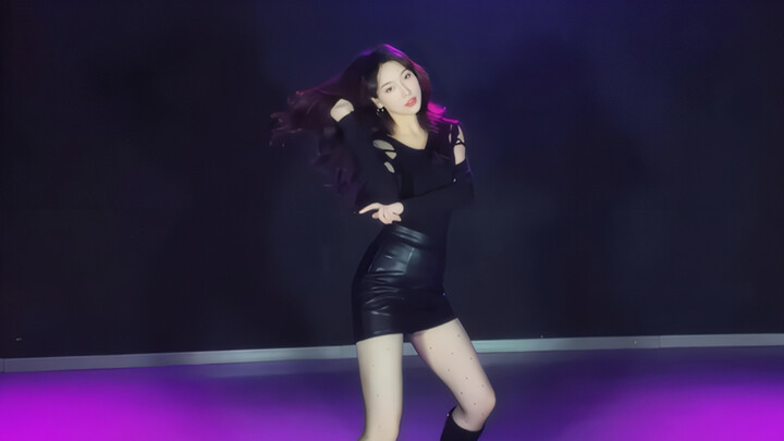 Váy da ngắn + tóc uốn sóng lớn + ánh đèn tím chuẩn “mẹ bỉm” – chế độ ngang, Abracadabra!