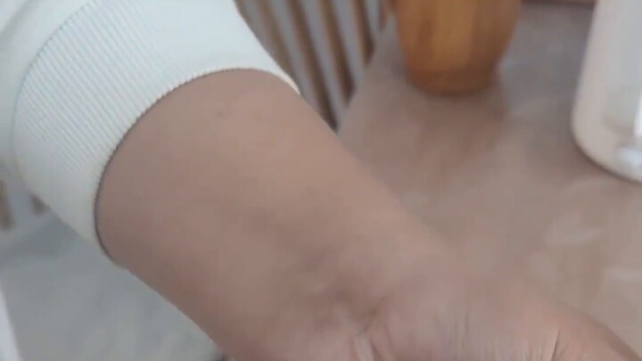 Thật kinh ngạc! Bàng Đông Lai lại dùng màng bọc thực phẩm để gói rau. Đây là thao tác gì vậy?