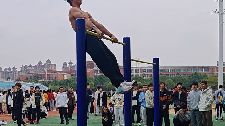 Đây là bài kiểm tra thể lực hít xà đơn của sinh viên năm nhất sao!?