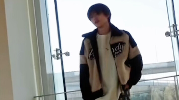 宋亚轩练习室Manta ，有一种慵懒感