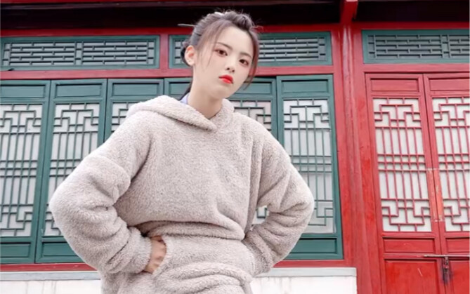 When Yang Chaoyue lets go of all her inhibitions, she even starts dancing to EXO’s choreography!