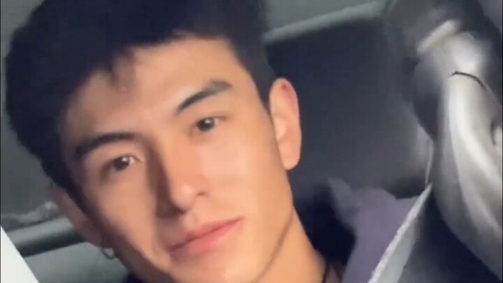 Nhìn trai đẹp cười ngốc