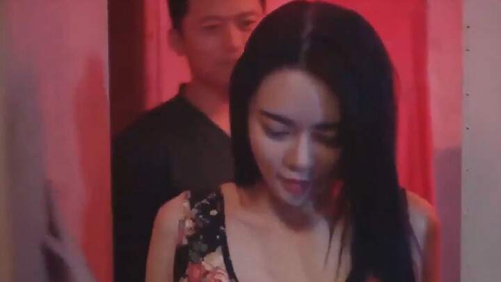 少妇桌底诱惑，小伙忍不住拉进厕所