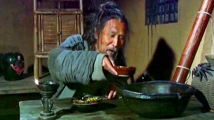 ชายชรารับค่าจ้าง 1 ปีแลกกับกะละมังใบหนึ่ง จำใจต้องให้กะละมังดื่มเหล้า พอเทลงไปกลับไม่ขาดทุนแถมยังได้