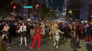 🎃 العرض السنوي الأمريكي الكبير لرقصة الزومبي في هالوين قادم مجددًا!