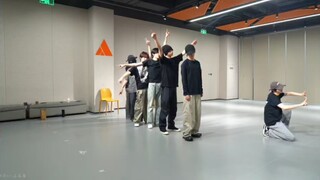 حتى إله الحب الصغير سيقفز في شنغهاي أيضًا!