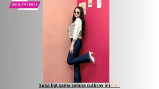 Celana Cutbray tutupan putih plus kaca mata udah kya dari mana gitu