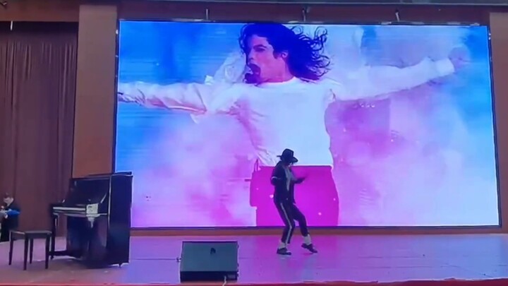 นักเรียนชั้นประถมศึกษาปีที่ 2 แสดงเพลง "Billie Jean" ของ Michael Jackson ต่อหน้าคนทั้งชั้น 800 คน - 