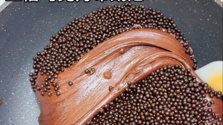 A skillet full of triple-chocolate brownie crunchies that chocolate heads will love! Sugar-free mars