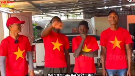 Ngỡ Ngàng! Khi NGười TQ Lại Nói Thế Này Khi Thấy QuangLinh Vlog Phát Gạo Giúp Đỡ