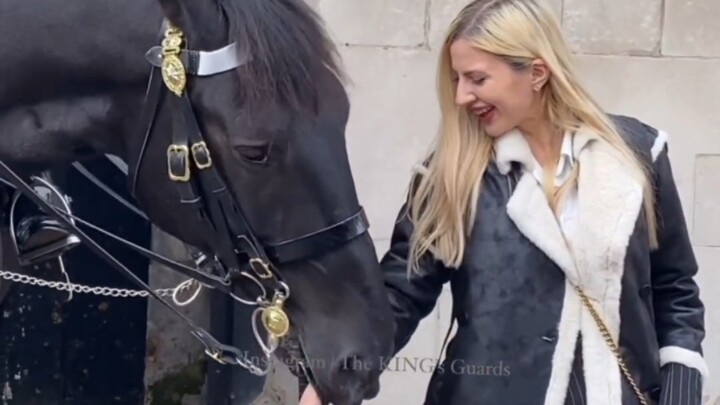 นักท่องเที่ยวทุกคนที่มาถ่ายรูปกับทหารม้าองครักษ์จะโดนกัดแน่นอน