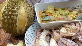 泰国美食：手臂长的泰国巨型皮皮虾肉多黄多一口包不下，搭配榴莲，皮皮虾里的天花板