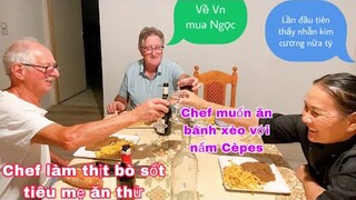 Chef làm thịt bò sốt tiêu đãi mẹ/bạn cho mẹ xem nhẫn mới mua/chef muốn ăn bánh xèo với nấm cèpes