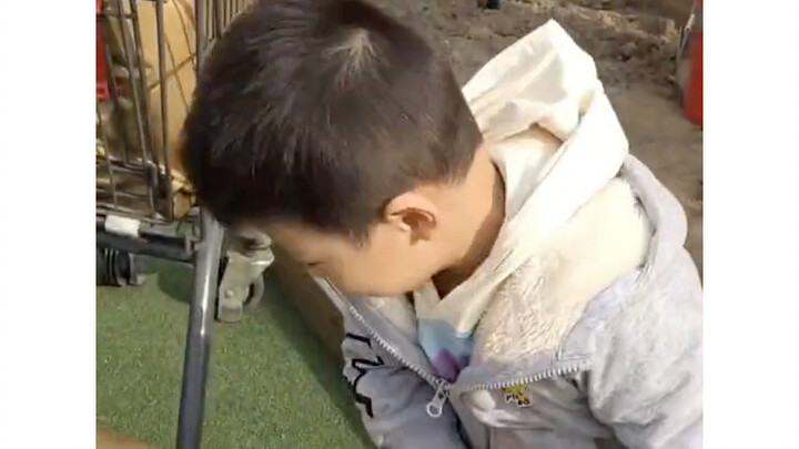 Bagaimana mungkin anak dibawa turun seperti ini? Kalau guru enggak mau bawa turun, biar aja orang tu