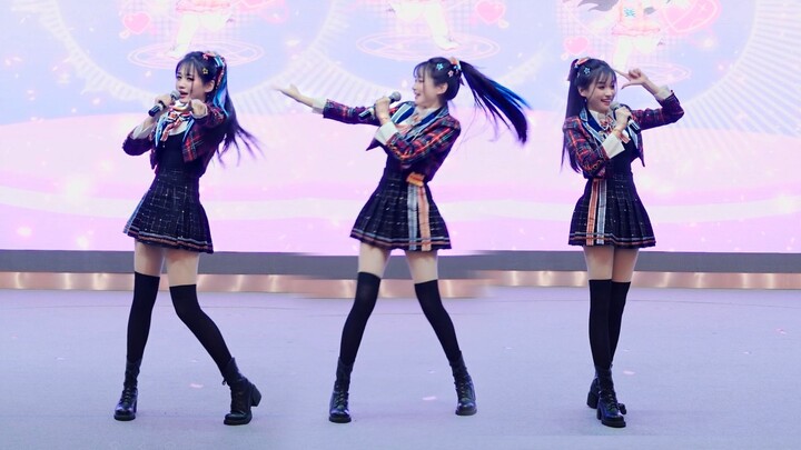 Untuk pengambilan gambar panggung langsung, kalian tetap harus menonton para idol yang bernyanyi dan