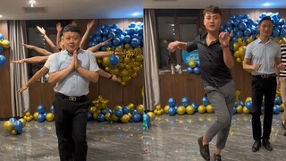 一群男子在生日宴上大秀舞技，动作表情夸张至极，一个比一个妖娆