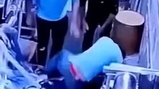 Aku benar-benar lumpuh karena ketakutan...