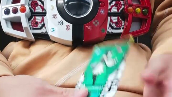 [Versi Resmi] Pengemudi Poké Ball Emperor Rider