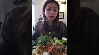 ทั้งคนที่รัก และคนที่เกลียด มากินข้าวกับลาบหมูนำกันค่ะ