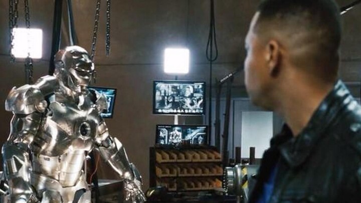 Iron Man invited his friends to see his armor, but his friends chose another one.