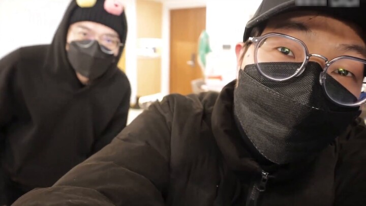 Prank! He colluded with his brother to dress up as a man in black and hid a fake head at home! His g