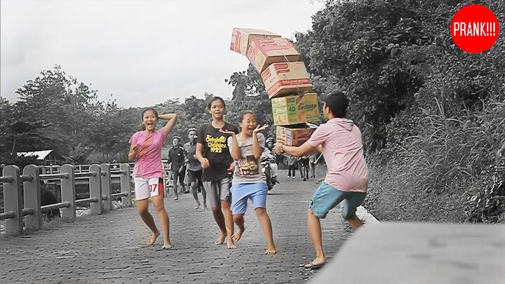 SUMPAH NGAKAK ! Pura-Pura jatuhin boxs depan orang ! (ANTY GRAVITY BOXES PRANK INDONESIAN)