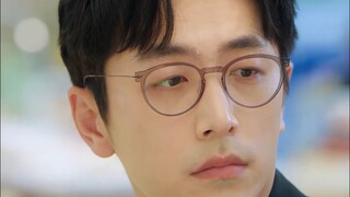 يستطيع أن يلعب دور الرجل المضحك كما يستطيع أن يلعب دور الرئيس القوي، لقد أبهرني جمال باي كه حقًا