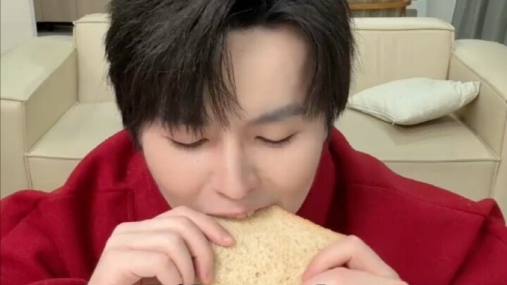 Zhou Zhou is silent, just eating and broadcasting