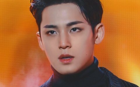 [Korean Net Hot Topic] SEVENTEEN’s visual main, who topped the hot search lists thanks to his jaw-dr
