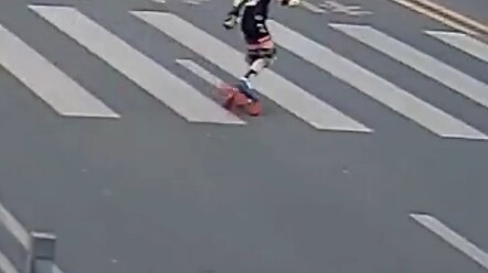 A boy in Suiyang, Zunyi, died after being injured in a car accident while skating recklessly on the 