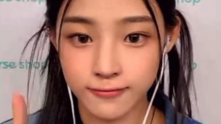 “موو~ موو~ يا أختي، لا يجوز أن تحبي كلبًا آخر!”