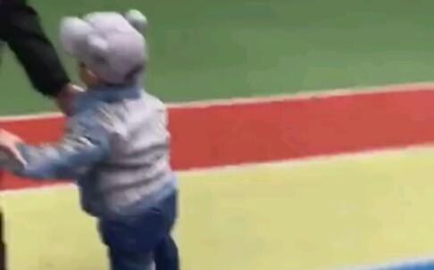 Anak: Lari, ada orang bodoh di sini