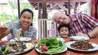 ยำขนมจีนใส่เห็ด เป็ดผัดกระเทียม ฝรั่งน้อยโชว์อ่านภาษาไทย Stir Fry Duck with Garlic