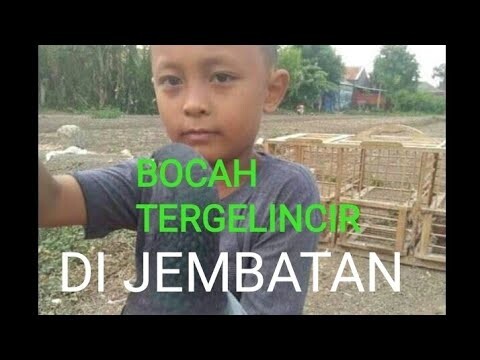 Detik-detik bocah kecil tergelincir , jembatan total persada raya