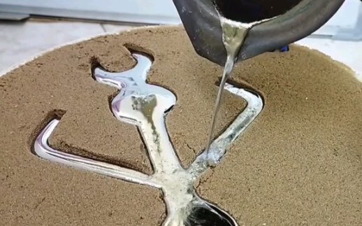 عالم الآثار يغرق في التفكير