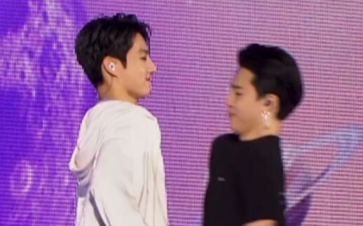 Cửa đôi thật khiến một số cửa đôi giả phải bối rối, không hiểu nổi, hahaha