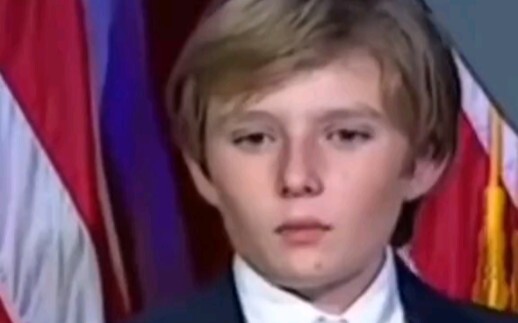Con trai Trump, Barron cao thật đấy, đôi chân dài chẳng biết để đâu cho vừa!!!