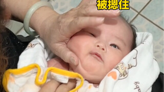 出生一个月已经胖到需要掰开洗脖子了