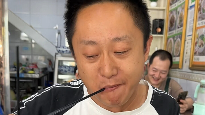 Sumpit jatuh ke lantai, suami malah melakukan ini!