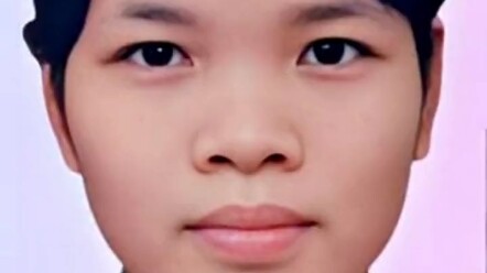 เหยียนถิง เกิดเมื่อวันที่ 23 กันยายน พ.ศ. 2540 ระหว่างปฏิบัติหน้าที่จับกุมคดีเกี่ยวกับยาเสพติด ได้ถู