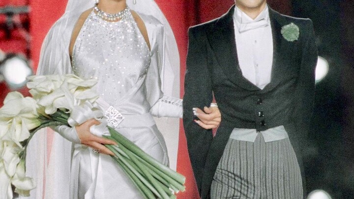 A duo runway walk just has such a sense of storytelling!