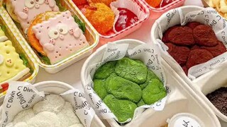 下午茶烤芝士条土豆泥虾球蘸酱麻薯 今天是给女儿们送下午茶便当的一天 烤芝士条 海绵宝宝荷叶夹派大星荷叶夹 芝士土豆泥虾球 蘸酱麻薯 草莓奶昔 谁懂这一口的好……