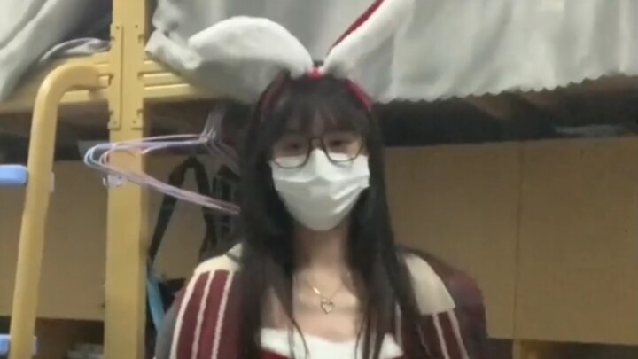 “翠花会在宿舍舞蹈”