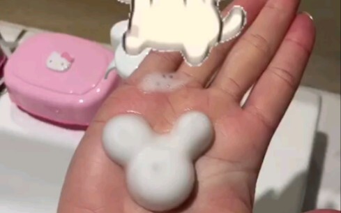 Kelanjutan dari sabun cuci tangan kepala Mickey sudah tiba!!! Aku sampai meneteskan air mata karena 