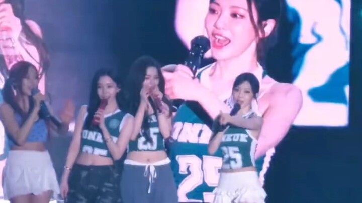 Trong lễ kỷ niệm trường, cả hội trường hô vang “Ningning Nuna, Ningning Onii”, cứ như đang dỗ dành t