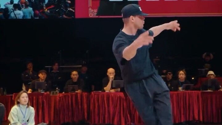 การแสดงอันไร้เทียมทานของนักกีฬาข้างถนนชื่อดัง BBoy Klash ในการแข่งขันคัดเลือกโอลิมปิก!