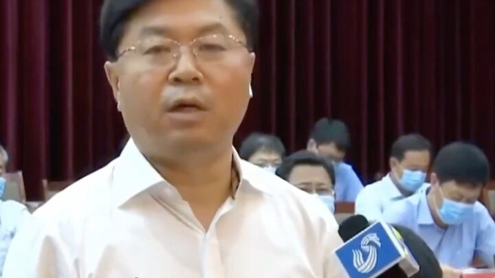 บนเวทีเรียกฉันว่าพิธีกรได้ แต่เมื่อออกไปข้างนอกต้องเรียกฉันว่าสหายจากคณะกำกับดูแลส่วนกลาง!